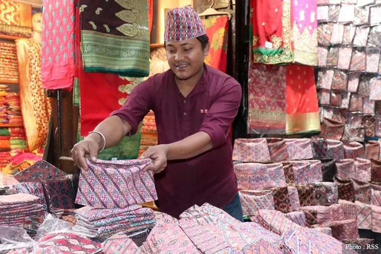 अंग्रेजी नयाँ वर्षमा नेपाली टोपी दिवस किन मनाइन्छ ?