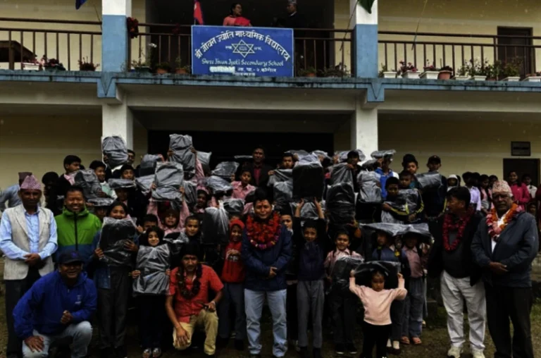 सोलुखुम्बु: ओङ्छु शेर्पा ट्रस्टद्वारा २५० विद्यार्थीलाई झोला वितरण